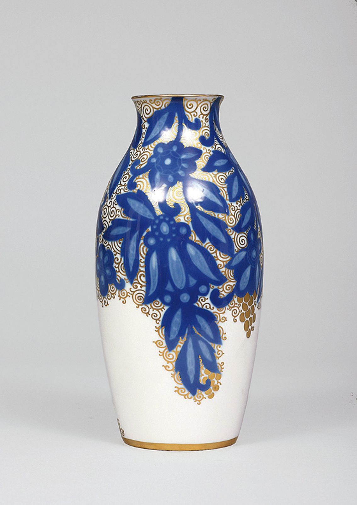 A vase decorated with 'Rosari' patterns