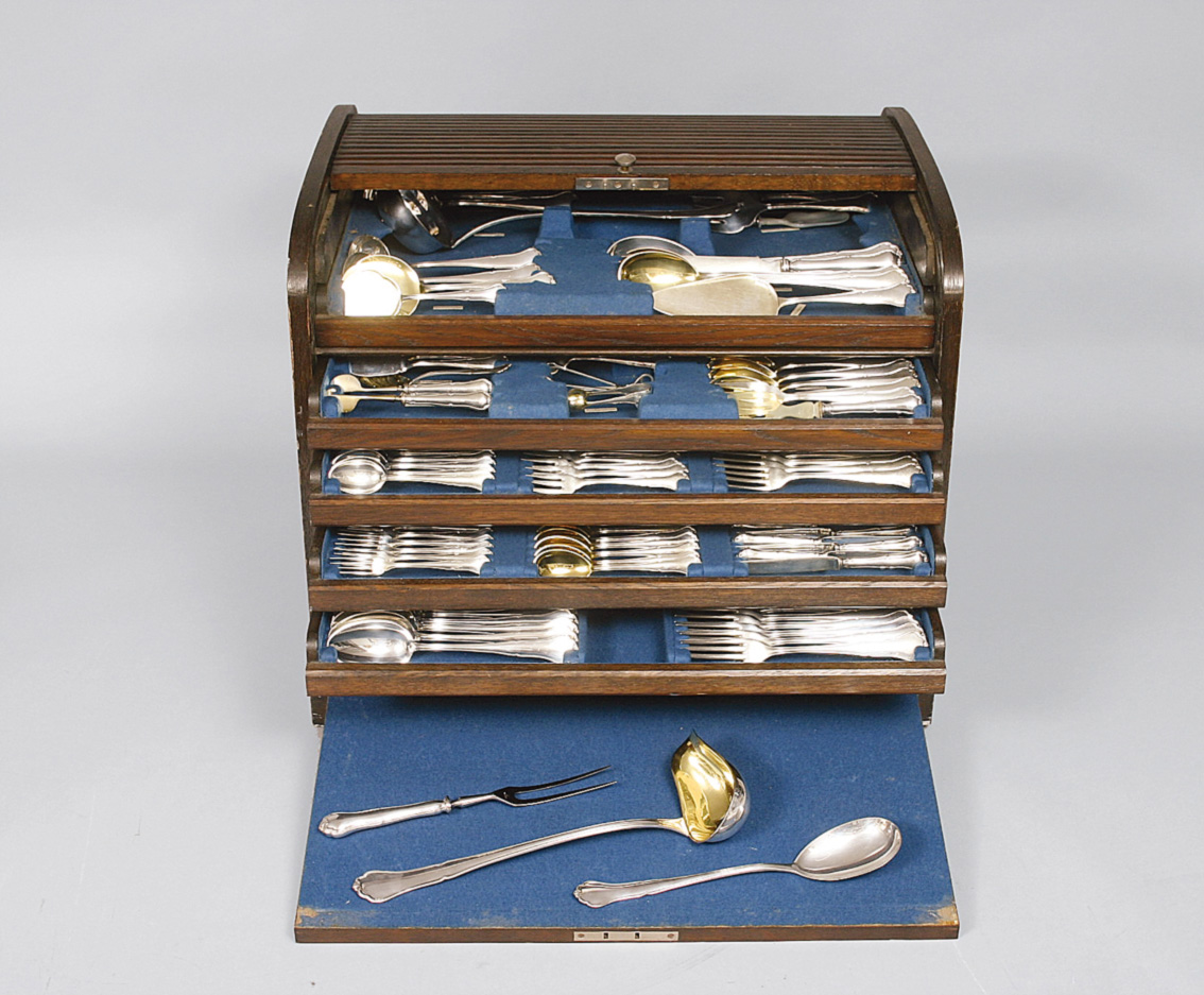 A large cutlery set
