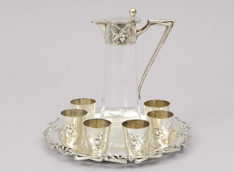 An Art Nouveau liquer set with decanter, 6 small beaker and tablet