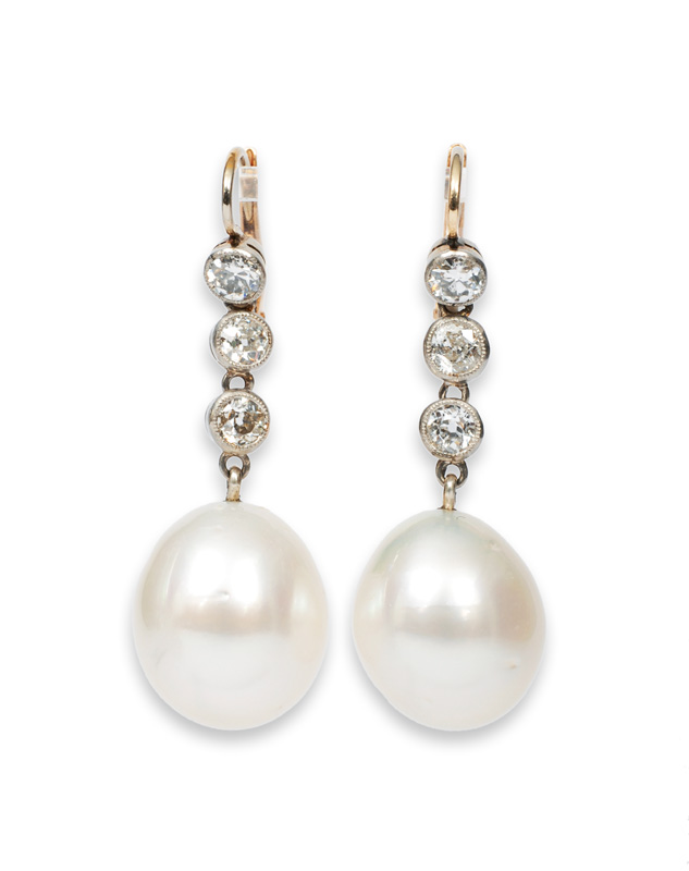 A pair of elegant pearl diamond earrring