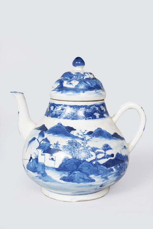 Teekanne mit Landschaftsdekor in Blaumalerei