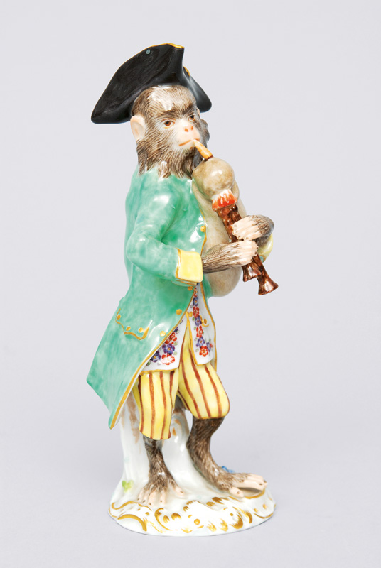 A figurine "bagpipe player" of serial "music playing monkeys"