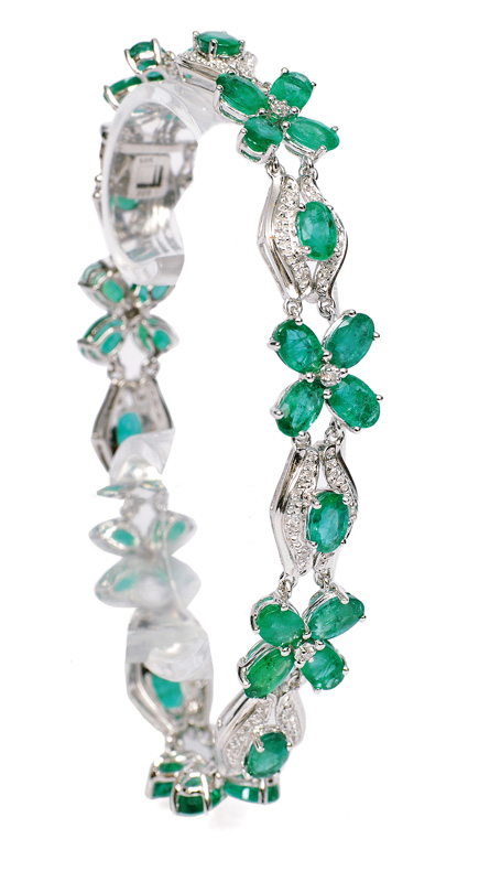 A fine emerald diamond bracelet