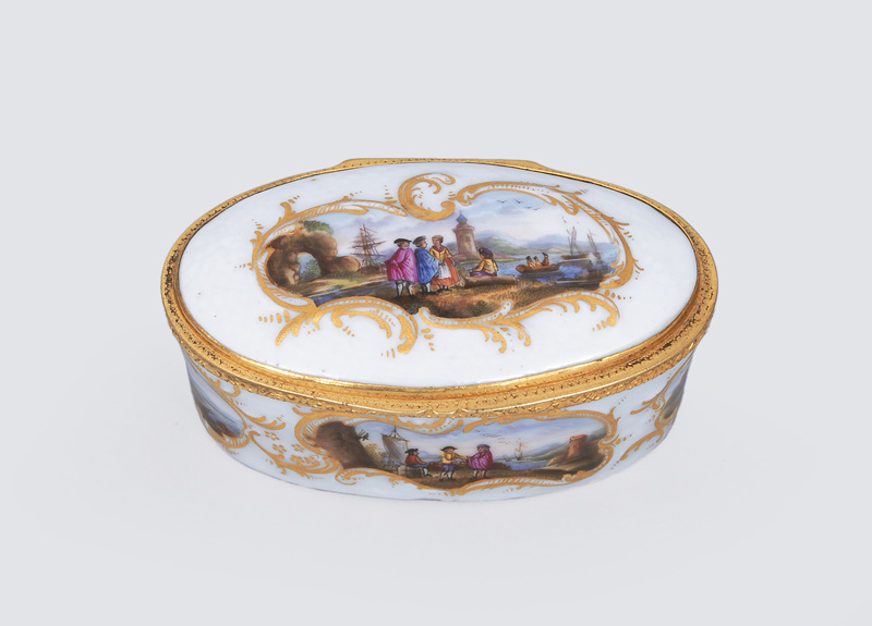 A snuff box with detail painted landscape of rivers