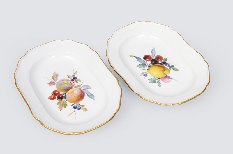 A pair of small plattern with fruit painting and gilded rim