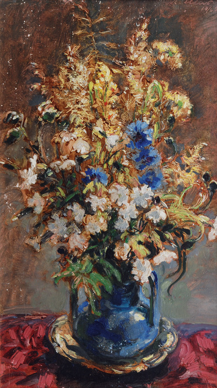 Feldblumen in blauer Vase