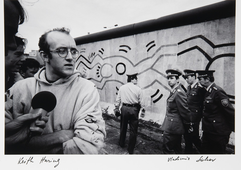 Keith Haring in front of the Berlin Wall