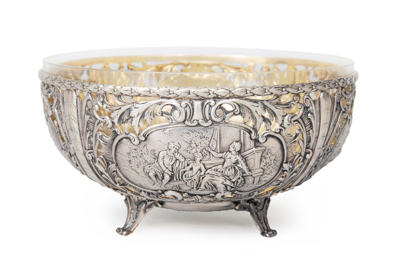 An openworked bowl with Medaillons and rocaille-decor