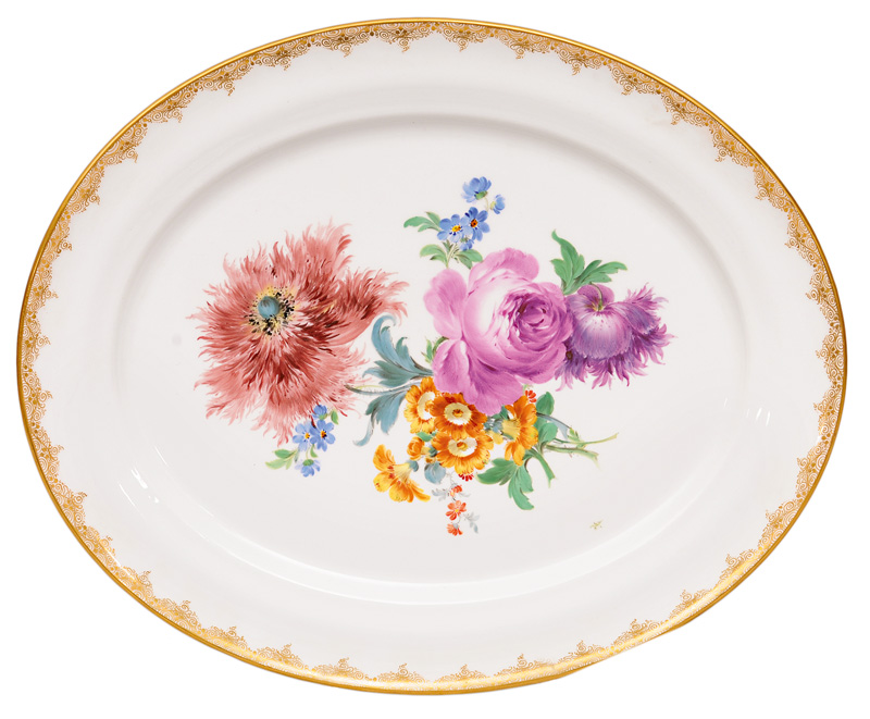A big oval plate with flower bouquet