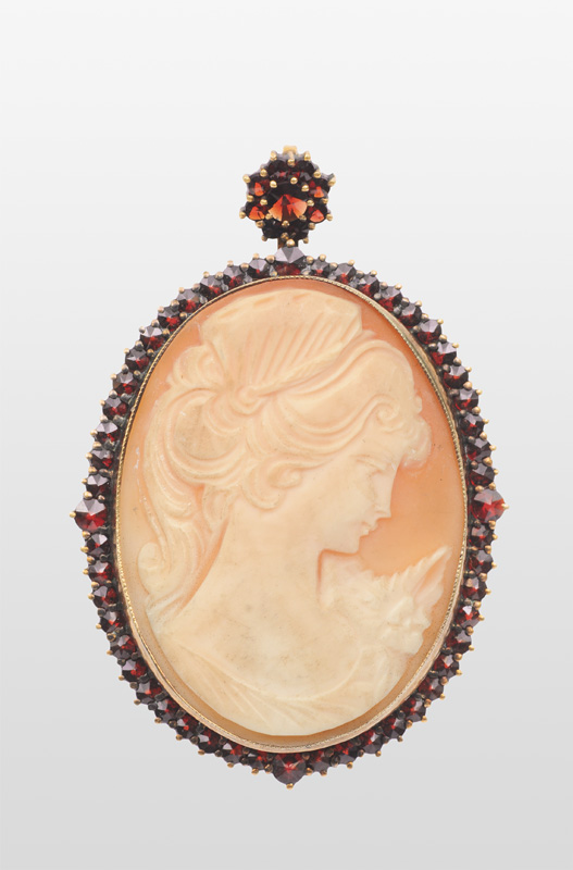 A cameo brooch/pendant "Young lady"