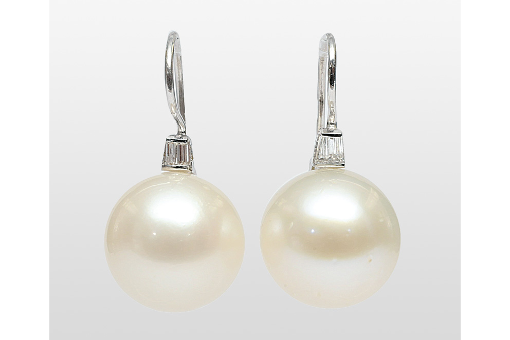 A pair of southsea pearls diamonds earpendants