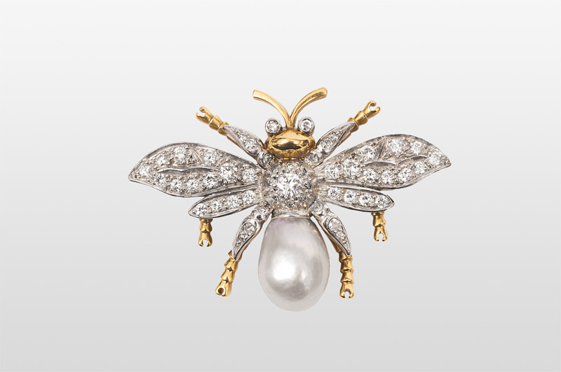 A small brooch "A bee"