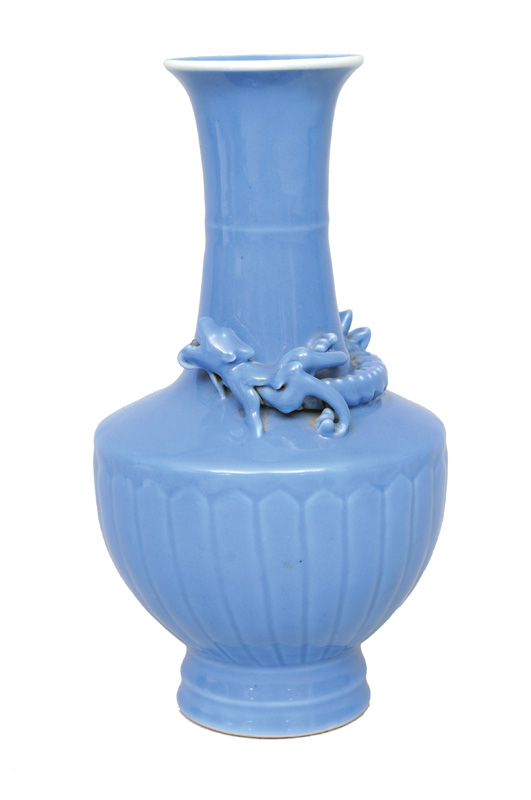 Monochrome Vase mit plastischem Chilong-Drachen