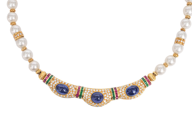 Perlen-Collier mit exklusiver Saphir-Brillant-Schließe