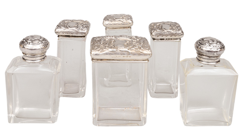 Set von sechs Glasflakons mit reliefierter Silber-Montierung