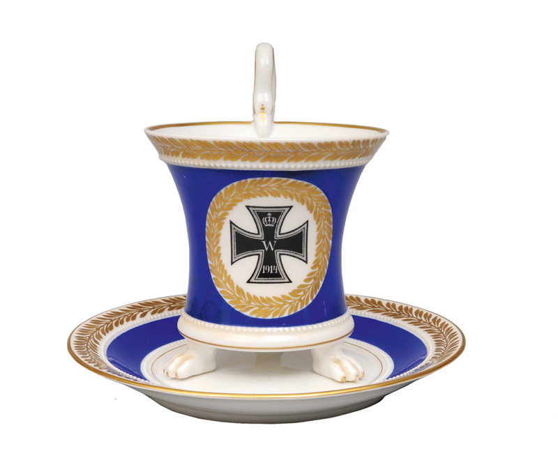 Tatzen-Tasse "Eisernes Kreuz" mit königsblauem Fond