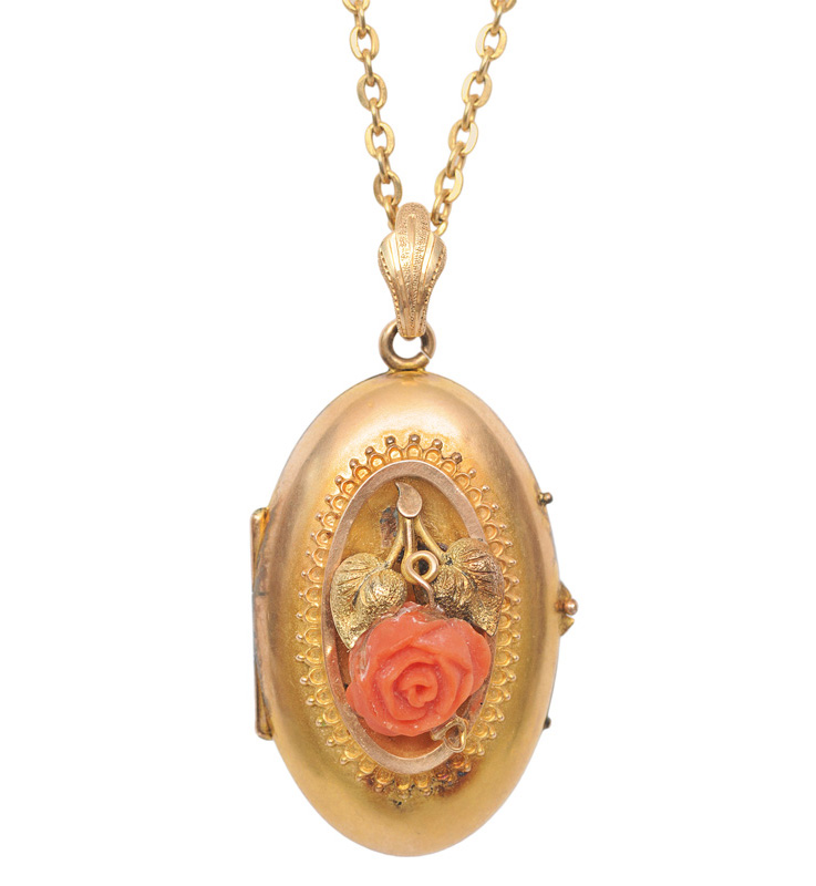 A medaillon pendant with necklace