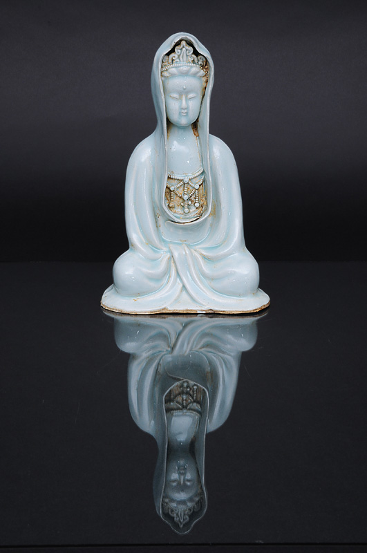 A Qingbai seated figure "Guanyin" - image 2
