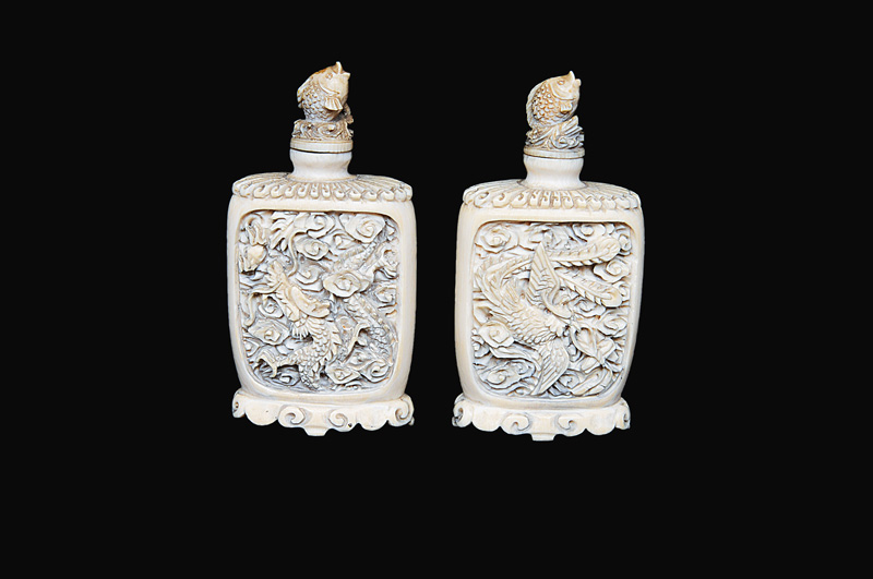 A pair of fine ivory snuffbottles with dragon and phoenix - image 2