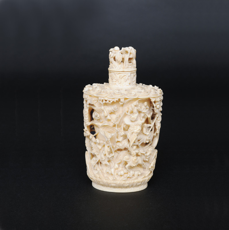 A very fine ivory snuffbottle with relief decoration - image 2