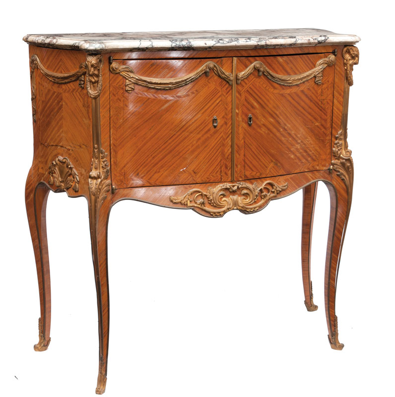An elegant chest of drawers in Louis-Quinze style