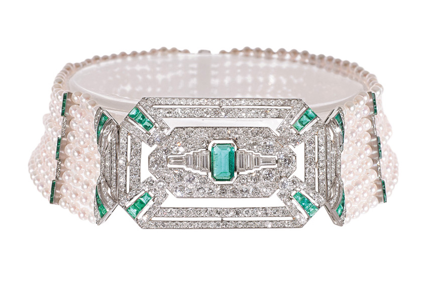 A highcarat Art-Déco emerald-diamond-brooch on fine pearl necklace