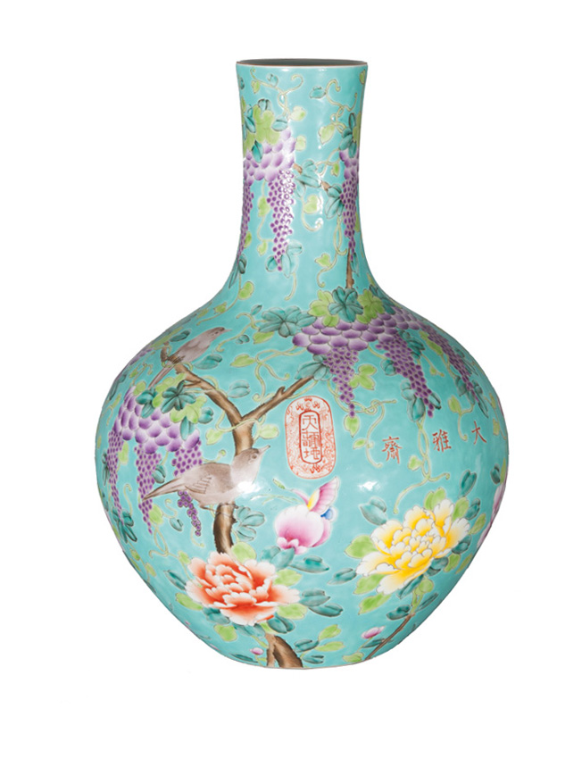 A globular bottle vase 'Da Ya Zhai' (大雅齋)