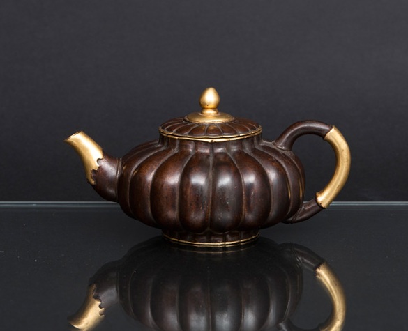 A small parcel-gilt bronze teapot