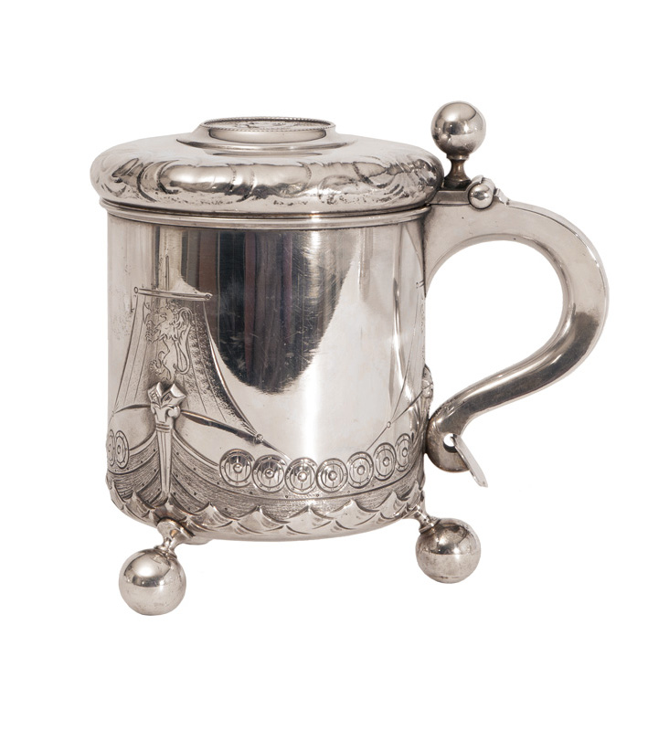A tradtional tankard with coin of King Haakon VII.