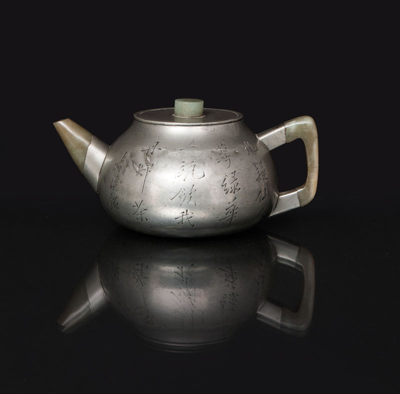 Zinnummantelte Yixing-Teekanne mit Jade-Montierung