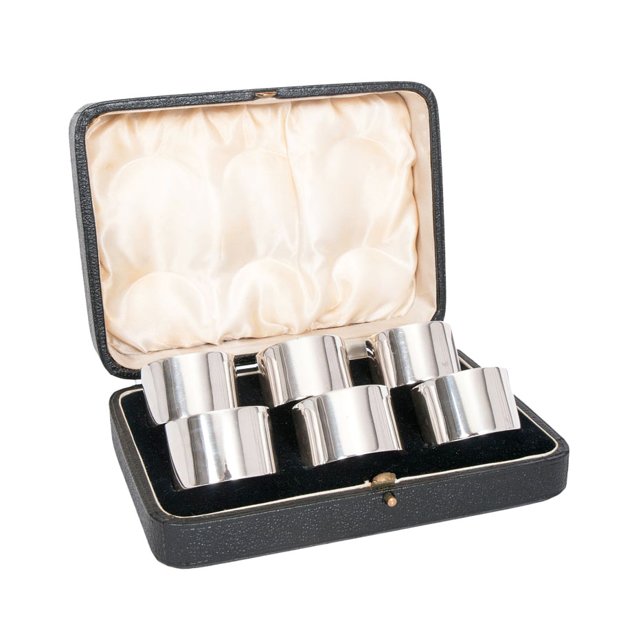 A set of 6 napkin rings