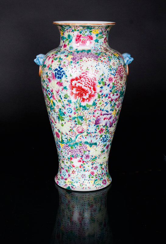 Famille-Rose Vase mit 'Millefleurs'-Dekor
