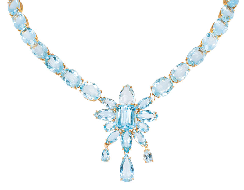 A high quality aquamarine necklace with matching earclips
