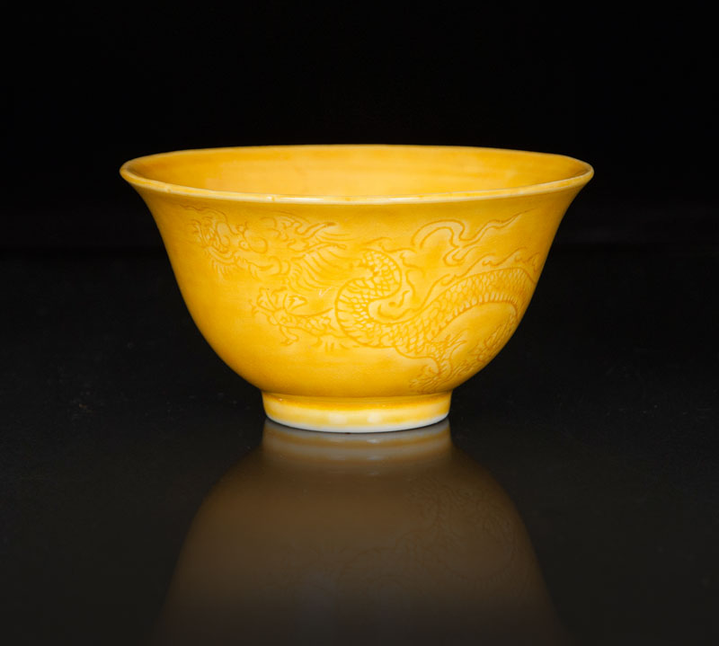 A yellow ground cup with dragon decor
