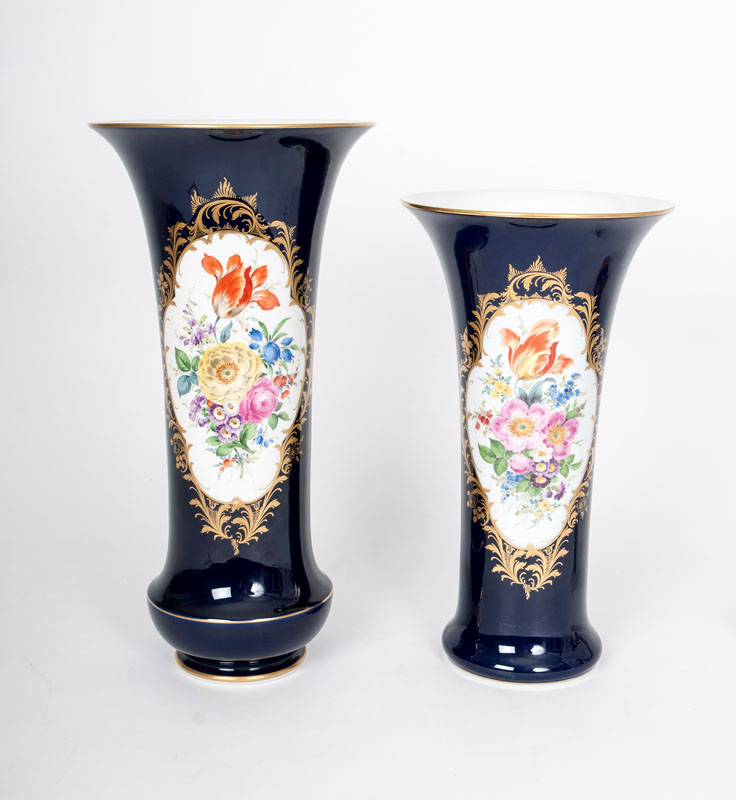 Paar Trompeten-Vasen mit Blumenmalerei
