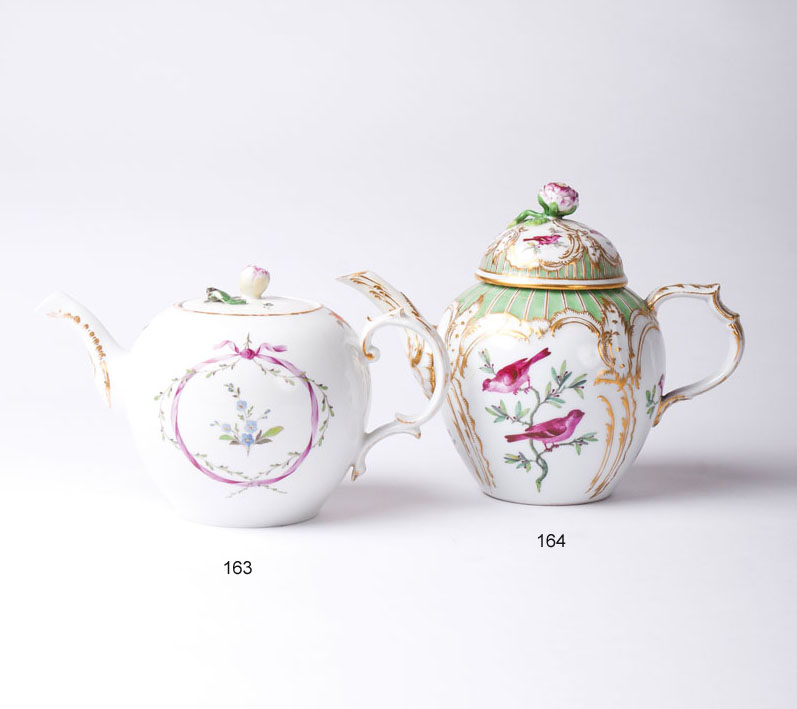 Fürstenberger Teekanne mit Blumenmedaillon