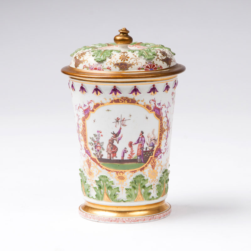 A rare lidded beaker with Höroldt-chinoiseries