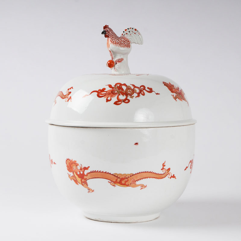 A museum-like lidded tureen with cock-shaped finial from the service with the 'Red Dragon'
