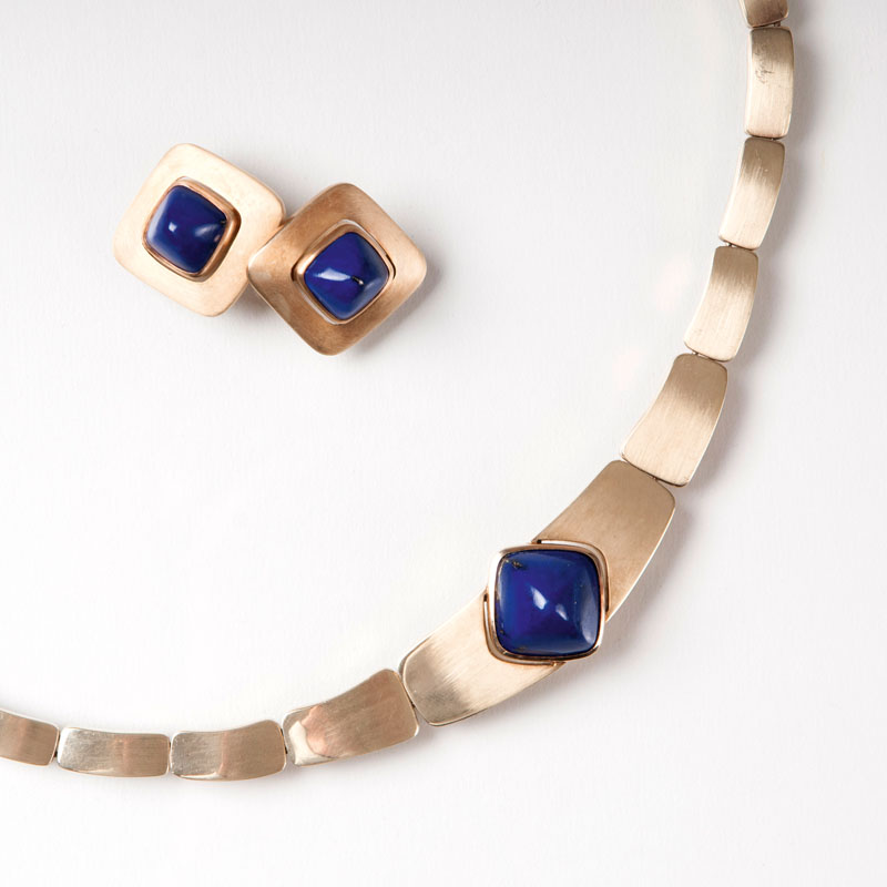 A lapis lazuli jewellery set with necklace and earclips