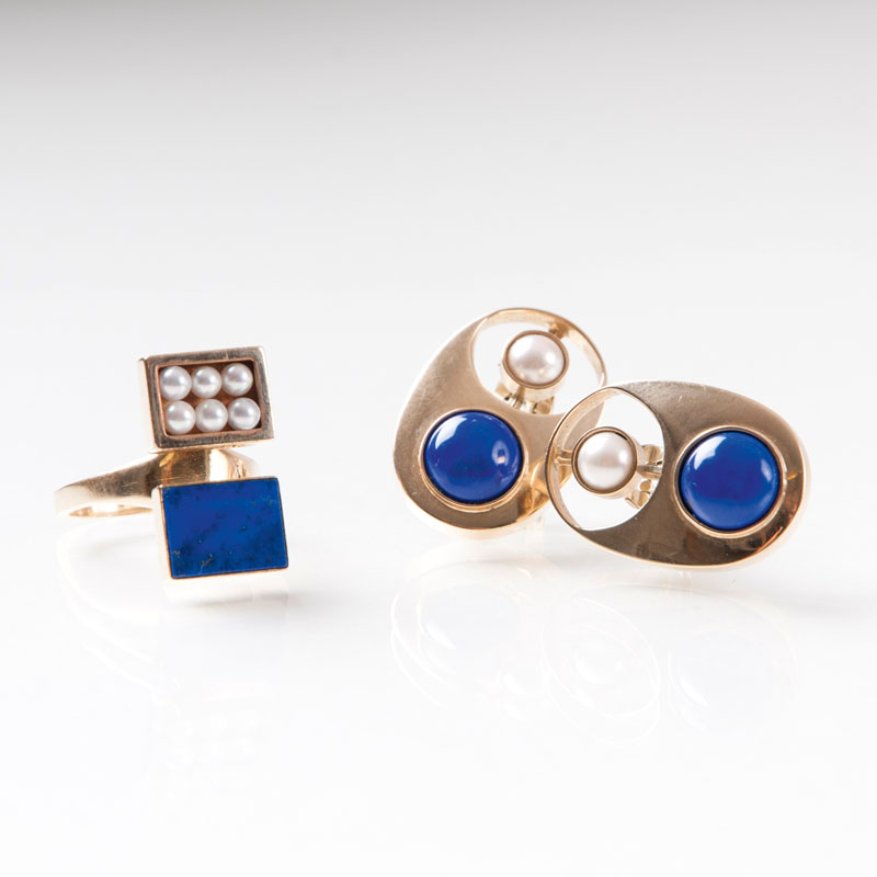 A lapis lazuli jewellery set with earclips and ring