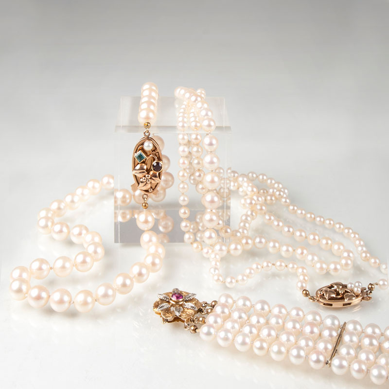 A pearl jewelry set
