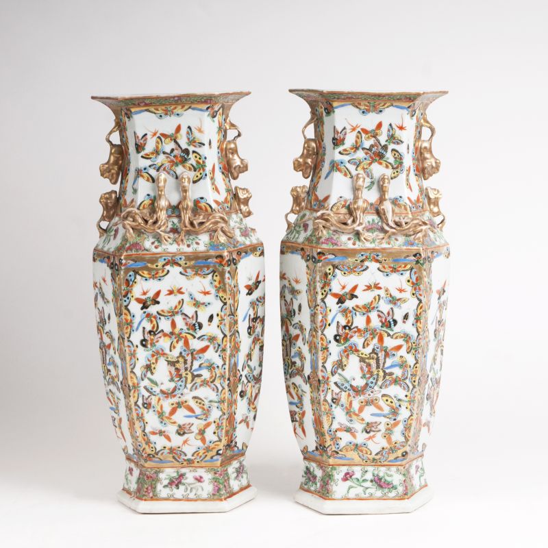 Paar Kanton-Vasen mit Schmetterlingen
