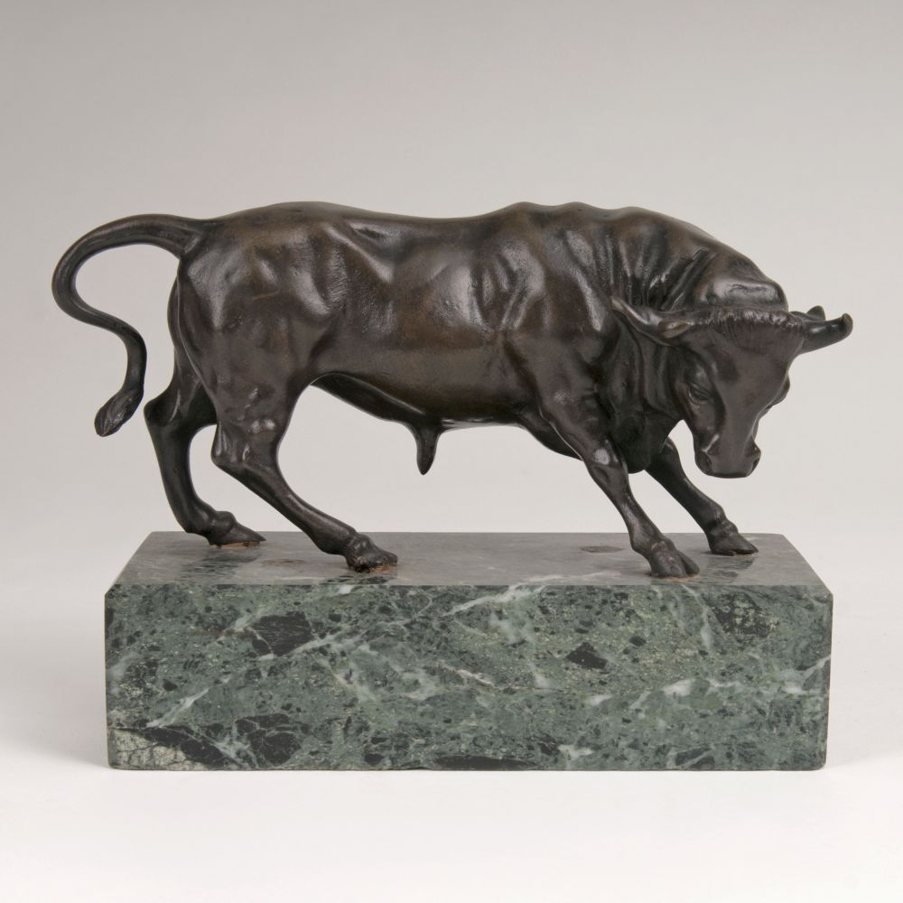 Nr. 43: kl. Bronze-Figur 'Stier', unsign., 19. Jh.                                                  Tierbronze 'Angreifender Stier'