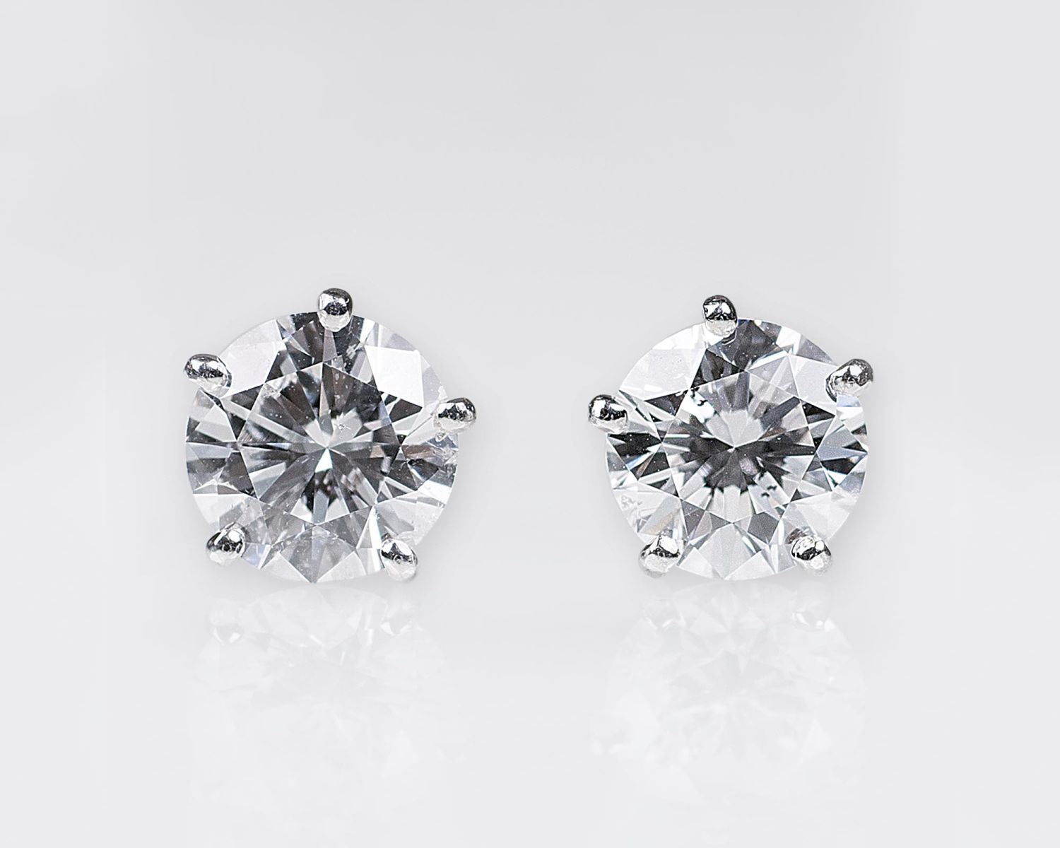 An Exceptional White Pair of Solitaire Diamond Earstuds