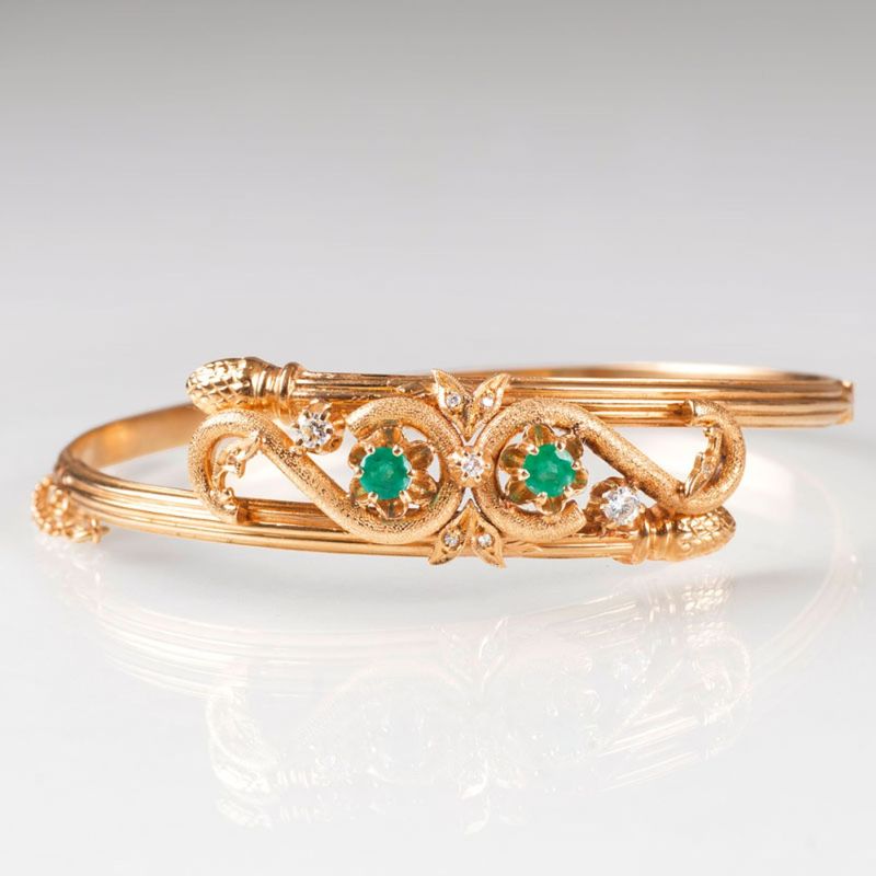 A Vintage bangle bracelet with emeralds
