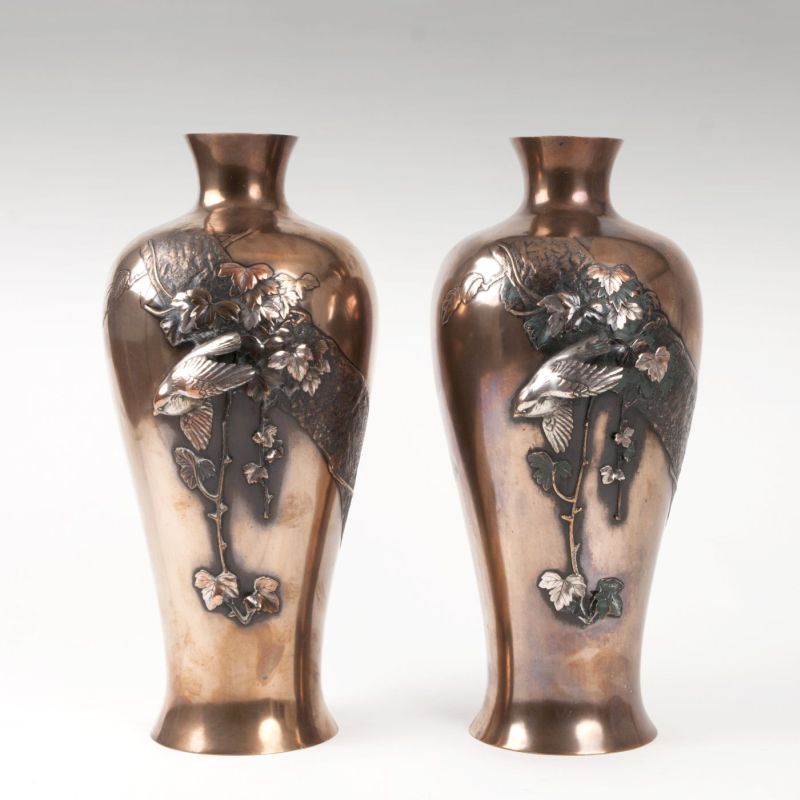 Paar großer Balustervasen aus mehrfarbiger Bronze mit prächtigem Reliefdekor