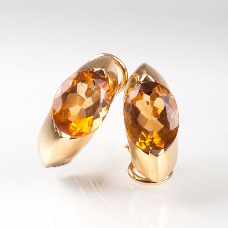 A pair of citrine earclips
