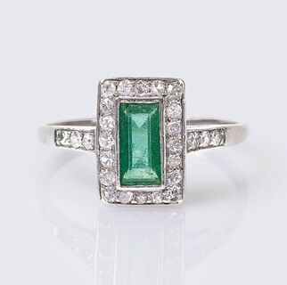An Art-déco Emerald Diamond Ring