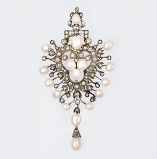 A Belle Epoqu  'Pendentif Goutte' with Diamond and Natural Pearls