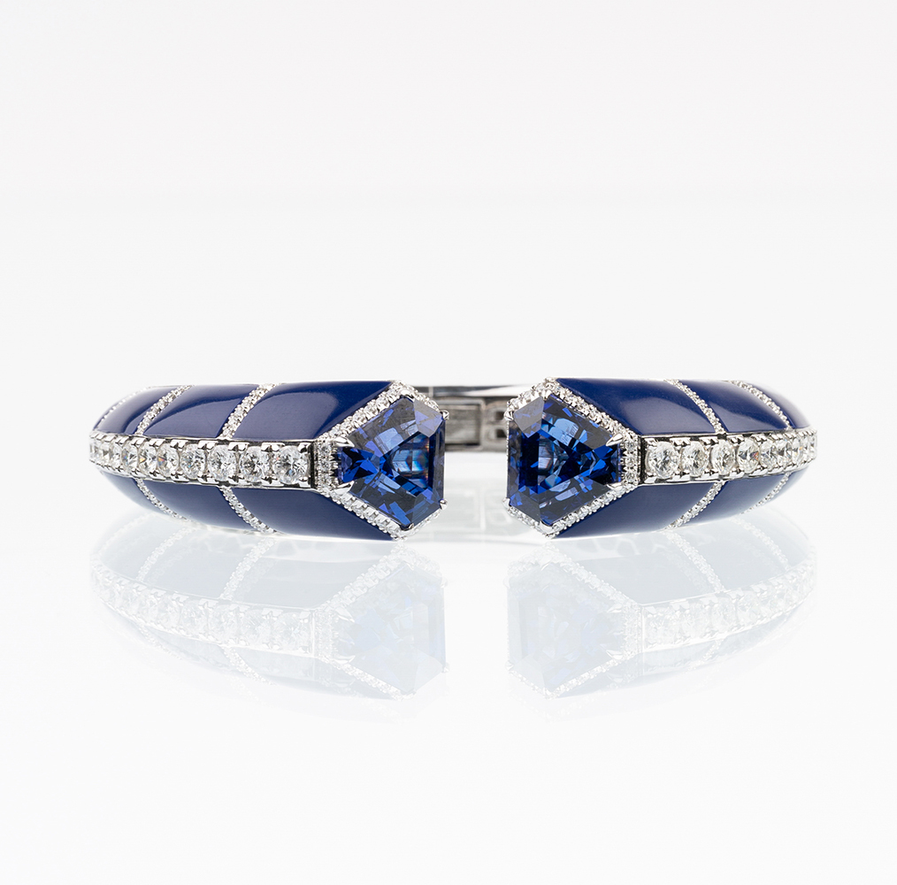 An extraordinary Lapis Lazuli Bangle Bracelet with colour-intensive Tanzanites and Diamonds